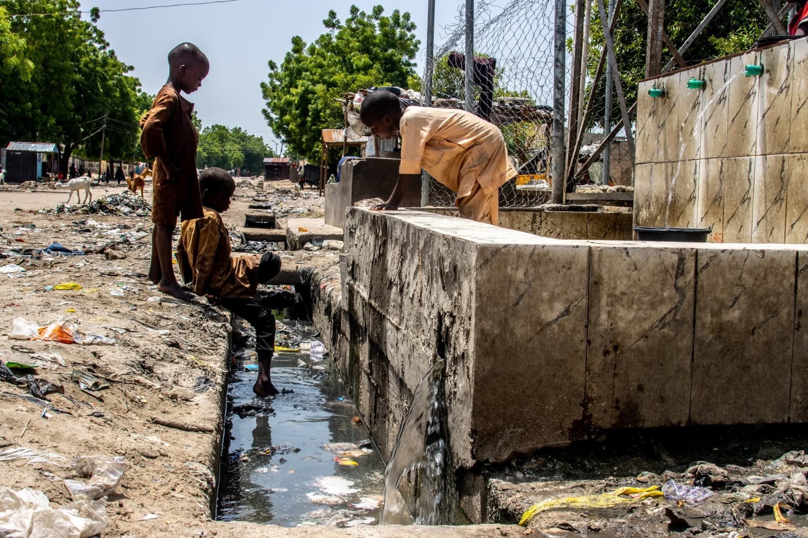 Children at a water point, field documentation